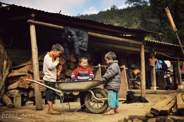 Bản Cát Cát: Từ trung tâm thị xã Sapa đến Cát Cát chỉ 2 km. Đó là bản lâu đời của người Mông còn lưu giữ nhiều nghề thủ công truyền thống như trồng hoa, lanh dệt vải và chế tác đồ trang sức. Đặc biệt, nơi đây còn giữ được khá nhiều phong tục độc đáo mà ở các vùng khác không có, hoặc không còn tồn tại nguyên gốc. Ảnh: Vũ Quang Bản Cát Cát: Từ trung tâm thị xã Sapa đến Cát Cát chỉ 2 km. Đó là bản lâu đời của người Mông còn lưu giữ nhiều nghề thủ công truyền thống như trồng hoa, lanh dệt vải và chế tác đồ trang sức. Đặc biệt, nơi đây còn giữ được khá nhiều phong tục độc đáo mà ở các vùng khác không có, hoặc không còn tồn tại nguyên gốc. Ảnh: Vũ Quang