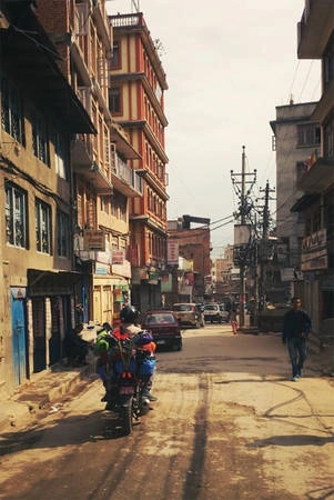  Kathmandu xinh đẹp, bình yên trong sự cũ kỹ nguyên vẹn. Chụp lúc 9h sáng khi chúng tôi rời đi, trước trận động đất khoảng hơn 2 tiếng.