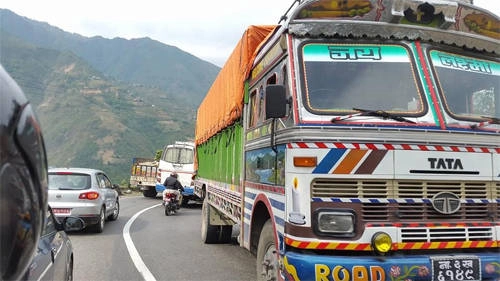 Kẹt xe nhiều giờ trên đường từ Kathmandu tới Pokhara.