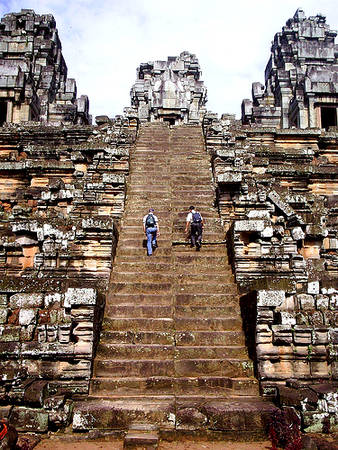 10-ngoi-den-nen-den-nhat-tai-siem-reap-ivivu3