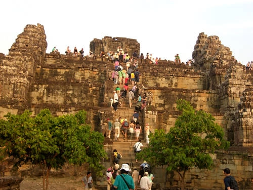 10-ngoi-den-nen-den-nhat-tai-siem-reap-ivivu8