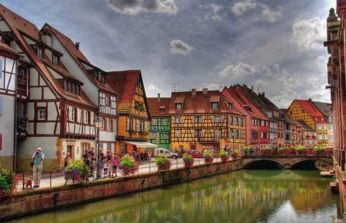 Colmar còn được biết đến là vùng trồng nho nổi tiếng ở Pháp