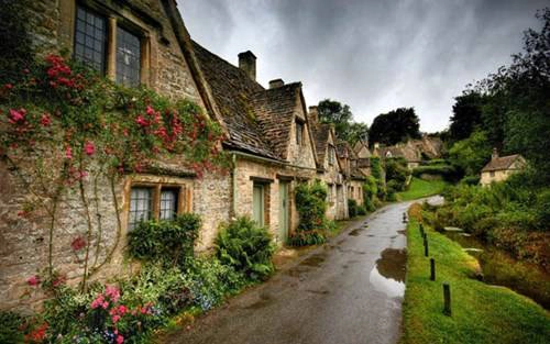 Để ngôi làng Bibury không bị chìm trong một tông màu quá trầm, người dân đã để các cây dây leo mọc bám chặt lấy toàn bộ mảng tường bên ngoài