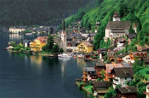 Hallstatt có nét quyến rũ mê hồn với những ngôi nhà thờ cổ, nhà gỗ, lâu đài thời Trung cổ được xây theo lối kiến trúc độc đáo