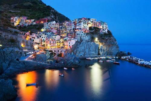  Manarola nổi tiếng với những con đường mòn đi bộ giữa Manarola và Riomaggiore, trên các ngọn đồi hay giữa những vườn nho xum xuê trong làng