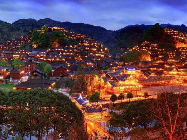 Xijang Miao là ngôi làng của người Miao lớn nhất ở Trung Quốc, còn được gọi là "làng nghìn hộ dân". Xijang Miao được bao bọc bởi một vùng thung lũng, đồi núi rộng lớn và rất nhiều ruộng bậc thang. Về đêm khung cảnh nhà nhà lên đèn khiến ngôi làng càng thêm lung linh, cuốn hút.