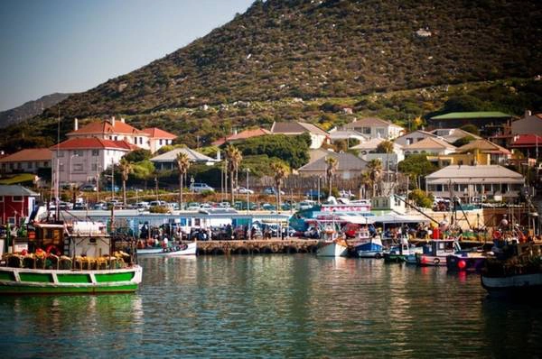Kalk Bay là một làng ven biển ở Cape Town, Nam Phi, nơi du khách có thể thỏa sức mua sắm và thưởng thức bữa tối thượng hạng làm từ nguồn hải sản tươi ngon. Dọc theo con đường chính của làng, du khách sẽ thấy rất nhiều hàng đồ cổ, quán cà phê, phòng tranh và cả những nhà hàng. 