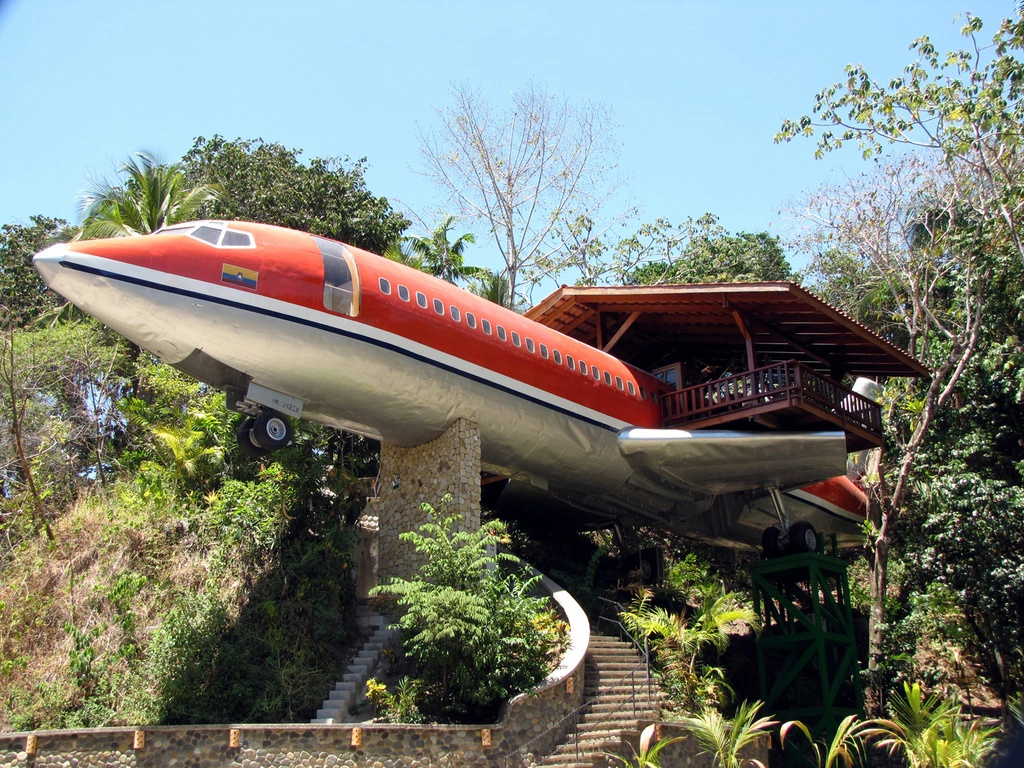 7. Khách sạn Costa Verde, Costa Rica: Chiếc máy bay Boeing 727 bị hỏng từ năm 1965, đã được sửa chữa để trở thành khách sạn Costa Verde với đầy đủ dịch vụ cao cấp. Máy bay này được đặt ở độ cao khoảng 15 m so với mặt đất. Nhờ vậy, du khách có thể ngắm trọn vẹn vẻ độc đáo của vườn quốc gia Manuel Antonio xinh đẹp. Ảnh: Uniqhotel.