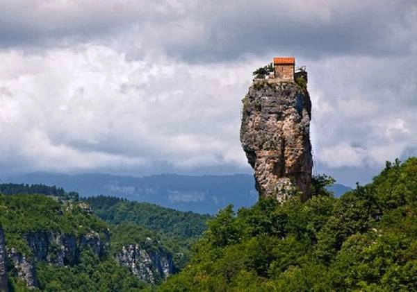 Nhà thờ trên đỉnh của khối đá vôi được tìm thấy ở miền tây Gruzia.