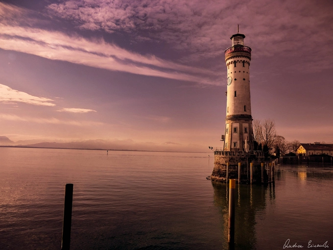 Hải đăng Lindau, Đức Hải đăng Lindau nằm trên hồ Constance, Lindau, cực Nam của nước Đức. Nó được hoàn thành vào năm 1856. Công trình cao khoảng 33m này đặc biệt hơn những ngọn hải đăng khác bởi gắn chiếc đồng hồ khổng lồ mà người dân có thể nhìn thấy từ thành phố. Ngọn hải đăng được chuyển sang chạy bằng điện từ năm 1936, và có cơ chế tự động vào đầu những năm 1990. Ngọn hải đăng hiện được mở cửa cho du khách tham quan, cung cấp thông tin về môi trường tự nhiên tại địa phương và ngành vận tải biển của thành phố. Ảnh: Fiveprime Hải đăng Lindau, Đức Hải đăng Lindau nằm trên hồ Constance, Lindau, cực Nam của nước Đức. Nó được hoàn thành vào năm 1856. Công trình cao khoảng 33m này đặc biệt hơn những ngọn hải đăng khác bởi gắn chiếc đồng hồ khổng lồ mà người dân có thể nhìn thấy từ thành phố. Ngọn hải đăng được chuyển sang chạy bằng điện từ năm 1936, và có cơ chế tự động vào đầu những năm 1990. Ngọn hải đăng hiện được mở cửa cho du khách tham quan, cung cấp thông tin về môi trường tự nhiên tại địa phương và ngành vận tải biển của thành phố. Ảnh: Fiveprime