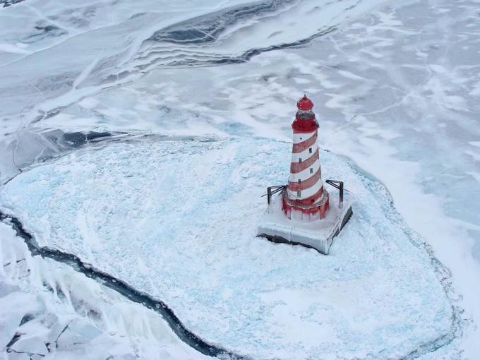 Hải đăng White Shoal, hồ Michigan, Mỹ Được xây dựng vào năm 1912, White Shoal Light là ngọn hải đăng duy nhất có chóp nhôm trên Ngũ Đại Hồ (Great Lakes). Nó được coi là một công trình kỹ thuật kỳ công do quá trình xây dựng được thực hiện cách xa bờ. Nếu muốn đến tham quan, du khách phải đi tàu hoặc thủy phi cơ. Ảnh: National Geographic. Theo Mental Floss Hải đăng White Shoal, hồ Michigan, Mỹ Được xây dựng vào năm 1912, White Shoal Light là ngọn hải đăng duy nhất có chóp nhôm trên Ngũ Đại Hồ (Great Lakes). Nó được coi là một công trình kỹ thuật kỳ công do quá trình xây dựng được thực hiện cách xa bờ. Nếu muốn đến tham quan, du khách phải đi tàu hoặc thủy phi cơ. Ảnh: National Geographic. Theo Mental Floss