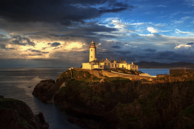 Hải đăng Fanad, Ireland Sau khi một con tàu lớn bị chìm vào năm 1804, cư dân bán đảo Fanad đã yêu cầu xây một ngọn hải đăng trên đất liền. Năm 1818, ngọn hải đăng cao hơn 27m đã được hoàn thành và thắp sáng. Năm 1909, một ngọn đèn mới được lắp đặt, chạy bằng vòng xoay của đồng hồ nên cứ 15 giây đèn lại chớp 6 lần. Hệ thống này hoạt động tới năm 1975, khi đèn điện thay thế. Ảnh: The Pinsta. Hải đăng Fanad, Ireland Sau khi một con tàu lớn bị chìm vào năm 1804, cư dân bán đảo Fanad đã yêu cầu xây một ngọn hải đăng trên đất liền. Năm 1818, ngọn hải đăng cao hơn 27m đã được hoàn thành và thắp sáng. Năm 1909, một ngọn đèn mới được lắp đặt, chạy bằng vòng xoay của đồng hồ nên cứ 15 giây đèn lại chớp 6 lần. Hệ thống này hoạt động tới năm 1975, khi đèn điện thay thế. Ảnh: The Pinsta.