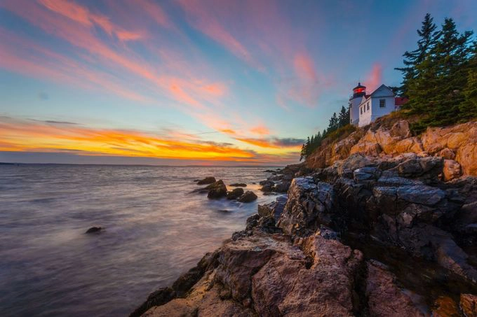 Hải đăng Bass Harbor, Maine, Mỹ Nằm trong Vườn quốc gia Acadia ở góc đông nam của đảo Núi Desert, ngọn hải đăng này hiện là nhà riêng của gia đình một thành viên trong Đội Tuần duyên Mỹ. Tuy không thể vào bên trong ngọn hải đăng xây dựng từ năm 1858, bạn vẫn có thể đến gần chiêm ngưỡng kiến trúc tuyệt vời của nó. Nó được công nhận là Địa danh Lịch sử Quốc gia vào năm 1988. Ảnh: US News. Hải đăng Bass Harbor, Maine, Mỹ Nằm trong Vườn quốc gia Acadia ở góc đông nam của đảo Núi Desert, ngọn hải đăng này hiện là nhà riêng của gia đình một thành viên trong Đội Tuần duyên Mỹ. Tuy không thể vào bên trong ngọn hải đăng xây dựng từ năm 1858, bạn vẫn có thể đến gần chiêm ngưỡng kiến trúc tuyệt vời của nó. Nó được công nhận là Địa danh Lịch sử Quốc gia vào năm 1988. Ảnh: US News.