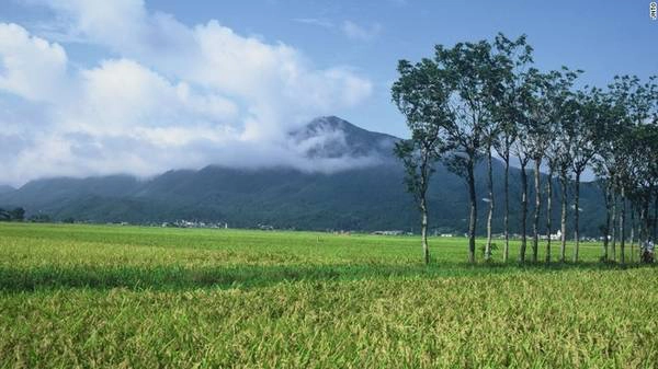 Niigata là ngọn núi có nhiều tầng lớp, núi hướng ra phía biển, vùng biển nằm giữa các đảo Nhật Bản, đảo Sakhalin của Nga và đại lục châu Á. 