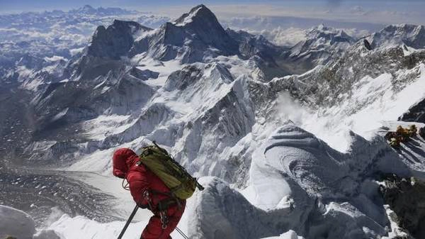 Đỉnh Everest thuộc cụm Mahalangur, một phần dãy Himalaya, nằm giữa biên giới Nepal và Tây Tạng. Đây là ngọn núi cao nhất thế giới với 8.848 m so với mực nước biển. Mỗi năm, “nóc nhà thế giới” thu hút hàng trăm người tới đây chinh phục nhưng cũng không ít người phải bỏ mạng khi chưa tới đỉnh bởi thiếu sức khỏe, thời tiết khắc nghiệt và không có kinh nghiệm leo núi. Đỉnh Everest thuộc cụm Mahalangur, một phần dãy Himalaya, nằm giữa biên giới Nepal và Tây Tạng. Đây là ngọn núi cao nhất thế giới với 8.848 m so với mực nước biển. Mỗi năm, “nóc nhà thế giới” thu hút hàng trăm người tới đây chinh phục nhưng cũng không ít người phải bỏ mạng khi chưa tới đỉnh bởi thiếu sức khỏe, thời tiết khắc nghiệt và không có kinh nghiệm leo núi.
