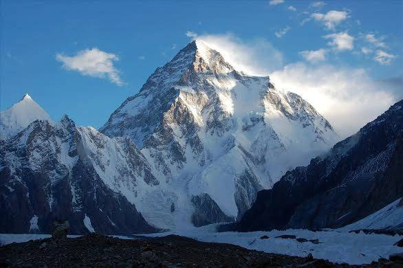 K2 là đỉnh núi cao thứ hai thế giới (8611 m) nằm ở biên giới giữa Trung Quốc – Pakistan. Đây cũng là một trong những ngọn núi nguy hiểm nhất hành tinh. Trung bình, cứ 4 người cố gắng leo lên đỉnh thì 1 người tử nạn và chưa ai có thể chinh phục nó vào vào mùa đông. K2 là đỉnh núi cao thứ hai thế giới (8611 m) nằm ở biên giới giữa Trung Quốc – Pakistan. Đây cũng là một trong những ngọn núi nguy hiểm nhất hành tinh. Trung bình, cứ 4 người cố gắng leo lên đỉnh thì 1 người tử nạn và chưa ai có thể chinh phục nó vào vào mùa đông.