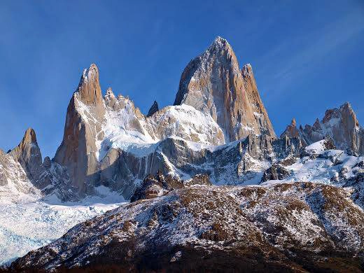 Fitz Roy nằm ở khu vực Patagonia, biên giới Chile và Argentina. Ngọn núi này nguy hiểm và khó leo nhất thế giới do độ dốc lớn. Thời tiết khắc nghiệt và thay đổi bất ngờ. Ngày nay, đỉnh Everest mỗi ngày có hàng trăm người có thể chinh phục, nhưng đối với đỉnh Fitz Roy, mỗi năm chỉ 1 người có thể leo tới đỉnh. Fitz Roy nằm ở khu vực Patagonia, biên giới Chile và Argentina. Ngọn núi này nguy hiểm và khó leo nhất thế giới do độ dốc lớn. Thời tiết khắc nghiệt và thay đổi bất ngờ. Ngày nay, đỉnh Everest mỗi ngày có hàng trăm người có thể chinh phục, nhưng đối với đỉnh Fitz Roy, mỗi năm chỉ 1 người có thể leo tới đỉnh.
