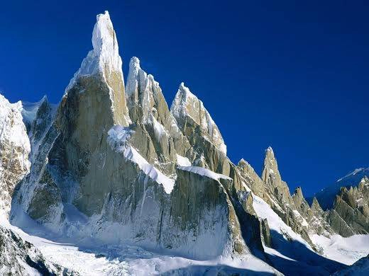 Núi Cerro Torre thuộc khu vực Patagonia cũng là một trong những địa điểm khó leo nhất thế giới. Nằm ở miền đất băng giá, những lớp băng dày dưới chân núi và gió thổi mạnh trên đỉnh núi là những khó khăn và nguy hiểm mà người leo núi phải đối mặt. Núi Cerro Torre thuộc khu vực Patagonia cũng là một trong những địa điểm khó leo nhất thế giới. Nằm ở miền đất băng giá, những lớp băng dày dưới chân núi và gió thổi mạnh trên đỉnh núi là những khó khăn và nguy hiểm mà người leo núi phải đối mặt.