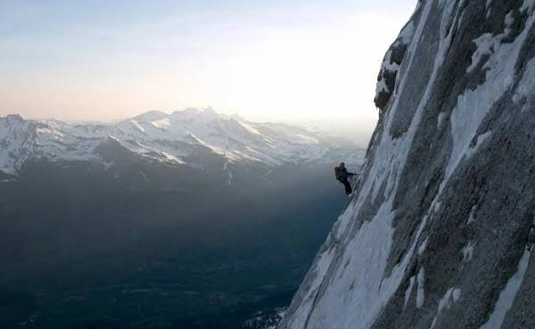 The Eiger có độ cao trung bình là 3.970 m. Mặt phía bắc núi là con đường đầy thách thức và nguy hiểm dành cho những người muốn tới đỉnh. Ít nhất 64 người đã thiệt mạng tại đây và đó cũng là lý do ngọn núi này được mệnh danh là “bức tường giết chóc”. The Eiger có độ cao trung bình là 3.970 m. Mặt phía bắc núi là con đường đầy thách thức và nguy hiểm dành cho những người muốn tới đỉnh. Ít nhất 64 người đã thiệt mạng tại đây và đó cũng là lý do ngọn núi này được mệnh danh là “bức tường giết chóc”.