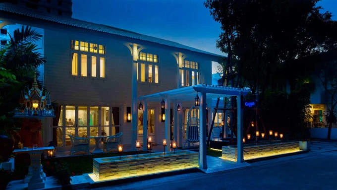 1. Gaggan, Bangkok, Thái Lan Lần thứ 4 liên tiếp nhà hàng Ấn Độ Gaggan tại Bangkok lại giành vị trí này. Bếp trưởng Gaggan Anand với 22 năm nấu ăn chia sẻ bí quyết: "Thành công đạt được không phải là công thức hay một món ăn, đó là cách chúng tôi làm mới không gian rộng 150m2 này. Cứ 4 tháng nhà hàng lại đổi 80% thực đơn và 80% món ăn trong đó sẽ bị bỏ đi". 1. Gaggan, Bangkok, Thái Lan Lần thứ 4 liên tiếp nhà hàng Ấn Độ Gaggan tại Bangkok lại giành vị trí này. Bếp trưởng Gaggan Anand với 22 năm nấu ăn chia sẻ bí quyết: "Thành công đạt được không phải là công thức hay một món ăn, đó là cách chúng tôi làm mới không gian rộng 150m2 này. Cứ 4 tháng nhà hàng lại đổi 80% thực đơn và 80% món ăn trong đó sẽ bị bỏ đi".