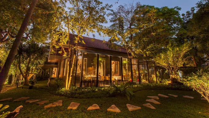 4. Suhring, Bangkok, Thái Lan Đây là nhà hàng của hai anh em đầu bếp Đức Thomas và Mathias Suhring. Năm 2017, họ ở vị trí thứ 13. 4. Suhring, Bangkok, Thái Lan Đây là nhà hàng của hai anh em đầu bếp Đức Thomas và Mathias Suhring. Năm 2017, họ ở vị trí thứ 13.