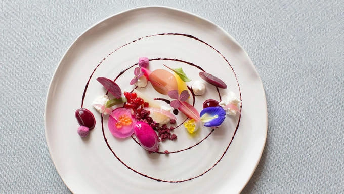 5. Odette, Singapore Đây nhà hàng đầu tiên của đầu bếp Julien Royer. Anh mở cửa Odette từ năm 2015, chỉ sau 9 tháng hoạt động nhà hàng đã giành được 2 sao Michelin. 5. Odette, Singapore Đây nhà hàng đầu tiên của đầu bếp Julien Royer. Anh mở cửa Odette từ năm 2015, chỉ sau 9 tháng hoạt động nhà hàng đã giành được 2 sao Michelin.