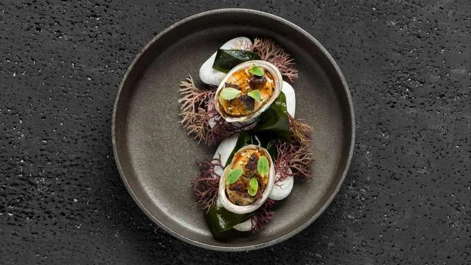 7. Amber, Hong Kong Đầu bếp Hà Lan Richard Ekkebus nổi tiếng nhờ các món ăn Pháp kinh điển và cách sử dụng những nguyên liệu thượng hạng của châu Á. Nhà hàng Amber của Richard đã giành 2 sao Michelin. 7. Amber, Hong Kong Đầu bếp Hà Lan Richard Ekkebus nổi tiếng nhờ các món ăn Pháp kinh điển và cách sử dụng những nguyên liệu thượng hạng của châu Á. Nhà hàng Amber của Richard đã giành 2 sao Michelin.