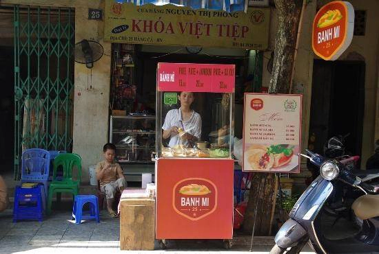 Bánh Mì 25 (Hàng Cá, Hoàn Kiếm): Quầy hàng nhỏ xinh này ghi điểm với món bánh mì có phần nhân thơm ngon và lớp vỏ giòn, cùng giá cả hợp lý và vị trí thuận tiện cho các du khách. Bánh Mì 25 (Hàng Cá, Hoàn Kiếm): Quầy hàng nhỏ xinh này ghi điểm với món bánh mì có phần nhân thơm ngon và lớp vỏ giòn, cùng giá cả hợp lý và vị trí thuận tiện cho các du khách.