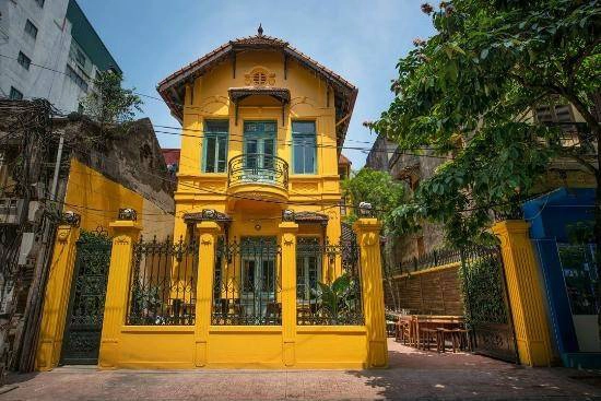 Home (Châu Long, Ba Đình): Nằm trong một căn biệt thự kiểu Pháp nhỏ xinh với màu sơn vàng đặc trưng, Home đem lại cho du khách một trải nghiệm ẩm thực Việt Nam tinh tế. Nhà hàng thường xuyên có nhạc công chơi violin tạo không khí cổ điển và lãng mạn. Home được đánh giá cao nhờ đồ ăn tươi ngon, trình bày đẹp mắt. Home (Châu Long, Ba Đình): Nằm trong một căn biệt thự kiểu Pháp nhỏ xinh với màu sơn vàng đặc trưng, Home đem lại cho du khách một trải nghiệm ẩm thực Việt Nam tinh tế. Nhà hàng thường xuyên có nhạc công chơi violin tạo không khí cổ điển và lãng mạn. Home được đánh giá cao nhờ đồ ăn tươi ngon, trình bày đẹp mắt.