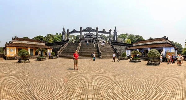Toàn cảnh bên ngoài Lăng Vua Khải Định. Ảnh: Nguyễn Đình Thành. Toàn cảnh bên ngoài Lăng Vua Khải Định. Ảnh: Nguyễn Đình Thành.