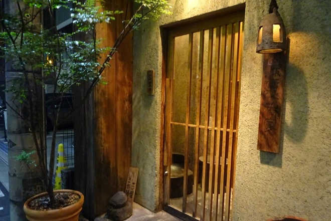 1. Để giày ở cửa ra vào: Đây là phép lịch sự tối thiểu, không chỉ ở Nhật Bản mà còn ở nhiều nơi trên thế giới. Ngay khi vừa vào nhà một người Nhật, hãy thể hiện sự tinh tế của mình bằng cách cởi giày, đặt chúng lên kệ ở lối ra vào. Ngoài ra, mũi giày cũng phải được xếp hướng về phía cửa. Người Nhật luôn có dép riêng dùng để đi trong nhà, tương tự là khu vực phòng tắm, nhà vệ sinh. Đừng nhầm lẫn giữa 2 loại dép này!