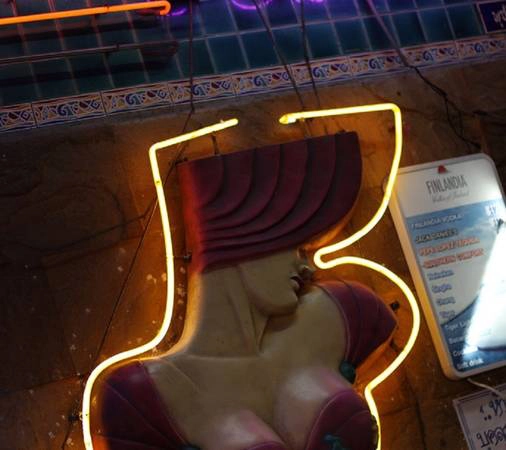 Patpong, Bangkok, Thái Lan Khu đèn đỏ tại thủ đô Thái Lan nằm trên 2 con đường trong chợ Patpong, Nana và Cowboy. Ở đây, du khách dễ dàng nghe thấy những lời mời gọi xem show diễn người lớn, thậm chí là những cuộc ngã giá. Nếu lựa chọn tới quán bar hay câu lạc bộ ở Patpong, du khách nên hạn chế uống rượu bia và trả giá thật thông minh. Ảnh: Flickr. Patpong, Bangkok, Thái Lan Khu đèn đỏ tại thủ đô Thái Lan nằm trên 2 con đường trong chợ Patpong, Nana và Cowboy. Ở đây, du khách dễ dàng nghe thấy những lời mời gọi xem show diễn người lớn, thậm chí là những cuộc ngã giá. Nếu lựa chọn tới quán bar hay câu lạc bộ ở Patpong, du khách nên hạn chế uống rượu bia và trả giá thật thông minh. Ảnh: Flickr.