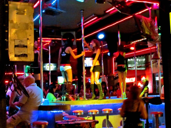 Patong, Phuket, Thái Lan Tại Patong ở Phuket, du khách sẽ tìm thấy mọi hình thức mại dâm, những sex show... Trung tâm sầm uất nhất nằm dọc trên đường Bangla, nơi tập trung các quán bar và câu lạc bộ nổi tiếng, những cô gái ăn mặc gợi cảm đứng trên vỉa hè. Ảnh: Flickr. Patong, Phuket, Thái Lan Tại Patong ở Phuket, du khách sẽ tìm thấy mọi hình thức mại dâm, những sex show... Trung tâm sầm uất nhất nằm dọc trên đường Bangla, nơi tập trung các quán bar và câu lạc bộ nổi tiếng, những cô gái ăn mặc gợi cảm đứng trên vỉa hè. Ảnh: Flickr.
