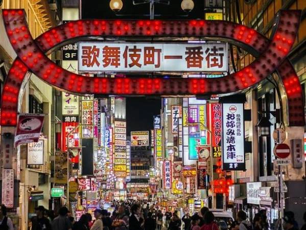 Kabukicho, Tokyo, Nhật Bản Kabukicho nằm ngay trong khu vực đông du khách ghé thăm nhất của quận Shinjuku, Tokyo. Trong các quán bar, đội ngũ nhân viên lễ tân được trả lương để tiếp đãi khách hàng, tỷ lệ lễ tân nhiều hay ít còn phụ thuộc vào tiếng tăm của quán. Tuy nhiên, theo nhiều người, dịch vụ này khá nhàm chán khi hai bên chỉ trò chuyện và tán tỉnh lẫn nhau. Ảnh: iStock. Kabukicho, Tokyo, Nhật Bản Kabukicho nằm ngay trong khu vực đông du khách ghé thăm nhất của quận Shinjuku, Tokyo. Trong các quán bar, đội ngũ nhân viên lễ tân được trả lương để tiếp đãi khách hàng, tỷ lệ lễ tân nhiều hay ít còn phụ thuộc vào tiếng tăm của quán. Tuy nhiên, theo nhiều người, dịch vụ này khá nhàm chán khi hai bên chỉ trò chuyện và tán tỉnh lẫn nhau. Ảnh: iStock.