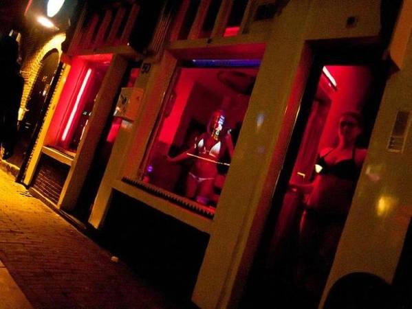 De Wallen, Amsterdam, Hà Lan Thành phố Amsterdam nổi tiếng với phố đèn đỏ được biết đến nhiều nhất thế giới, De Wallen. Tại đây, những cô gái bán hoa thường đứng sau các ô cửa kính dọc con phố. Những nhà thổ phải được cấp phép để hoạt động, từ khách làng chơi đến người bán dâm đều phải đóng thuế. Amsterdam thậm chí có cả một liên đoàn bảo vệ những người làm công việc nhạy cảm này. Tuy nhiên, tình trạng lộn xộn, nhiều vụ bắt giữ và nạn buôn người vẫn xuất hiện thường xuyên tại De Wallen. Ảnh: Supplied. De Wallen, Amsterdam, Hà Lan Thành phố Amsterdam nổi tiếng với phố đèn đỏ được biết đến nhiều nhất thế giới, De Wallen. Tại đây, những cô gái bán hoa thường đứng sau các ô cửa kính dọc con phố. Những nhà thổ phải được cấp phép để hoạt động, từ khách làng chơi đến người bán dâm đều phải đóng thuế. Amsterdam thậm chí có cả một liên đoàn bảo vệ những người làm công việc nhạy cảm này. Tuy nhiên, tình trạng lộn xộn, nhiều vụ bắt giữ và nạn buôn người vẫn xuất hiện thường xuyên tại De Wallen. Ảnh: Supplied.