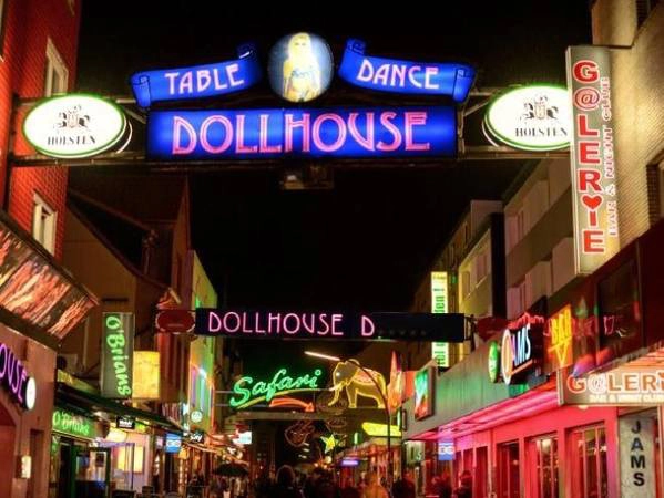 Reeperbahn, Hamburg, Đức Nơi này là một tổ hợp nhiều câu lạc bộ đêm và quán bar yêu thích của du khách và dân địa phương khi muốn thư giãn vào cuối tuần. Đây cũng là khu vực có nhà chứa Herbertstrasse, nơi đặc biệt nghiêm cấm trẻ em và phụ nữ tiếp cận. Nghề mại dâm đã được hợp pháp hóa tại Đức nên những điều luật ít nhiều cũng giúp kiểm soát mọi thứ trật tự hơn. Ảnh: iStock. Reeperbahn, Hamburg, Đức Nơi này là một tổ hợp nhiều câu lạc bộ đêm và quán bar yêu thích của du khách và dân địa phương khi muốn thư giãn vào cuối tuần. Đây cũng là khu vực có nhà chứa Herbertstrasse, nơi đặc biệt nghiêm cấm trẻ em và phụ nữ tiếp cận. Nghề mại dâm đã được hợp pháp hóa tại Đức nên những điều luật ít nhiều cũng giúp kiểm soát mọi thứ trật tự hơn. Ảnh: iStock.