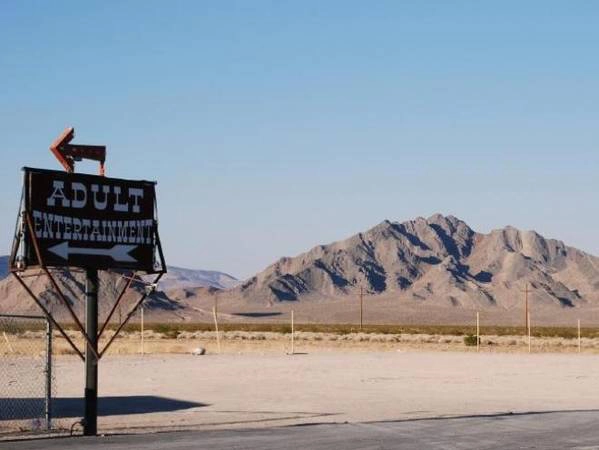 Nevada, Mỹ Nói đến Nevada, du khách thường nhắc đến ánh sáng rực rỡ, những món tiền trên trời rơi xuống, và chủ nghĩa hưởng thụ ở Las Vegas. Nhiều người khác sẽ nghĩ đến việc đây là nơi đầu tiên hợp pháp hóa mại dâm. Dù vậy, ở mỗi hạt đều có những quy định khác nhau. Ví dụ, hạt Cock, nơi có thành phố Las Vegas nổi tiếng, không hề hợp pháp hóa ngành công nghiệp mại dâm. Hầu hết nhà thổ ở Nevada đều nằm xa trung tâm đô thị lớn, bởi theo luật, chỉ ở những hạt có dân số dưới 700.000 người mới được phép hợp pháp hóa ngành công nghiệp này. Chính quyền cũng yêu cầu người hành nghề mại dâm thường xuyên kiểm tra các bệnh lây lan qua đường tình dục cũng như bắt buộc sử dụng bao cao su. Ảnh: iStock. Nevada, Mỹ Nói đến Nevada, du khách thường nhắc đến ánh sáng rực rỡ, những món tiền trên trời rơi xuống, và chủ nghĩa hưởng thụ ở Las Vegas. Nhiều người khác sẽ nghĩ đến việc đây là nơi đầu tiên hợp pháp hóa mại dâm. Dù vậy, ở mỗi hạt đều có những quy định khác nhau. Ví dụ, hạt Cock, nơi có thành phố Las Vegas nổi tiếng, không hề hợp pháp hóa ngành công nghiệp mại dâm. Hầu hết nhà thổ ở Nevada đều nằm xa trung tâm đô thị lớn, bởi theo luật, chỉ ở những hạt có dân số dưới 700.000 người mới được phép hợp pháp hóa ngành công nghiệp này. Chính quyền cũng yêu cầu người hành nghề mại dâm thường xuyên kiểm tra các bệnh lây lan qua đường tình dục cũng như bắt buộc sử dụng bao cao su. Ảnh: iStock.