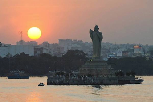 Tượng Phật Hussain Sagar Buddha