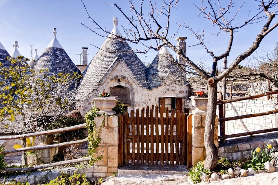 1. I Sette Coni - Trullo Edera, Ostuni, Italy - được yêu thích (wish listed): 164.444 lần: I Sette Coni - Trullo Edera là căn biệt thự ở Puglia, Italy, đây cũng chính là cơ ngơi được du khách yêu thích nhiều nhất thế giới. 1. I Sette Coni - Trullo Edera, Ostuni, Italy - được yêu thích (wish listed): 164.444 lần: I Sette Coni - Trullo Edera là căn biệt thự ở Puglia, Italy, đây cũng chính là cơ ngơi được du khách yêu thích nhiều nhất thế giới.