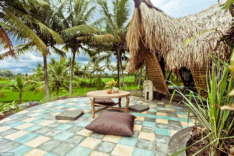7. Eco Cottage, Bali, Indonesia - được yêu thích 65.644 lần: Túp lều tranh xinh đẹp này nằm chơ lơ giữa một cánh đồng lúa, với khung cảnh xa ngút xung quanh. 7. Eco Cottage, Bali, Indonesia - được yêu thích 65.644 lần: Túp lều tranh xinh đẹp này nằm chơ lơ giữa một cánh đồng lúa, với khung cảnh xa ngút xung quanh.