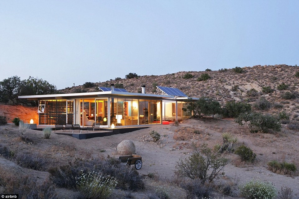 8. IT House, thung lũng Yucca , California, Mỹ - được yêu thích 63.669 lần: Căn nhà IT độc đáo ở thung lũng Yucca hoàn toàn tách biệt với khu dân cư, sử dụng điện năng lượng mặt trời. 8. IT House, thung lũng Yucca , California, Mỹ - được yêu thích 63.669 lần: Căn nhà IT độc đáo ở thung lũng Yucca hoàn toàn tách biệt với khu dân cư, sử dụng điện năng lượng mặt trời.