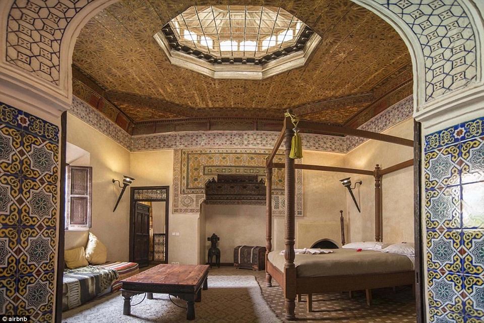 9. Cosy Palace, Marrakech, Morocco - được yêu thích 59.838 lần: Căn phòng bên trong cung điện Cosy được tu sửa lại bằng lối kiến trúc ấn tượng độc đáo, với các hành lang bằng gạch cổ có thể chứa được 4 người. 9. Cosy Palace, Marrakech, Morocco - được yêu thích 59.838 lần: Căn phòng bên trong cung điện Cosy được tu sửa lại bằng lối kiến trúc ấn tượng độc đáo, với các hành lang bằng gạch cổ có thể chứa được 4 người.