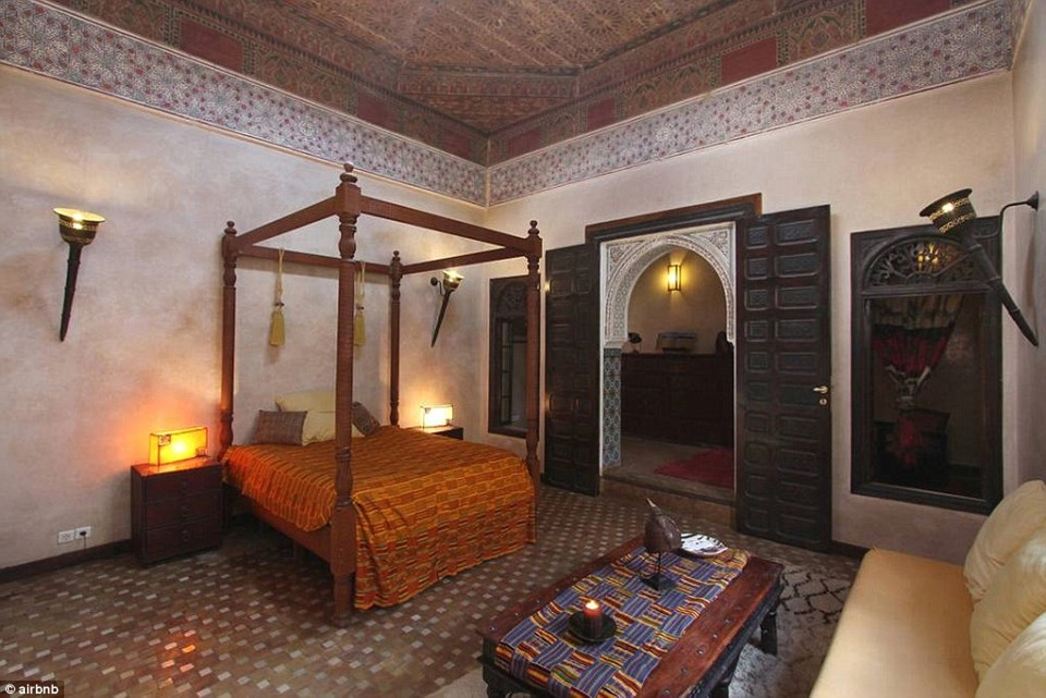 Cung điện nằm ngay gần trung tâm thành phố Medina, với giá khởi điểm là 50 USD/đêm. Cung điện nằm ngay gần trung tâm thành phố Medina, với giá khởi điểm là 50 USD/đêm.