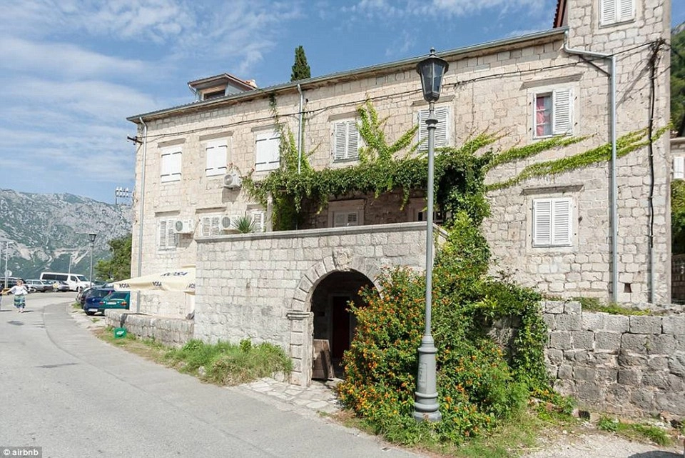 10. Waterfront Villa, Kotor, Montenegro - được yêu thích 52.964 lần: Giá nghỉ qua đêm tại khu biệt thự ven sông này chỉ ở mức 39 USD, với một bàn ăn ngoài trời phục vụ du khách. 10. Waterfront Villa, Kotor, Montenegro - được yêu thích 52.964 lần: Giá nghỉ qua đêm tại khu biệt thự ven sông này chỉ ở mức 39 USD, với một bàn ăn ngoài trời phục vụ du khách.