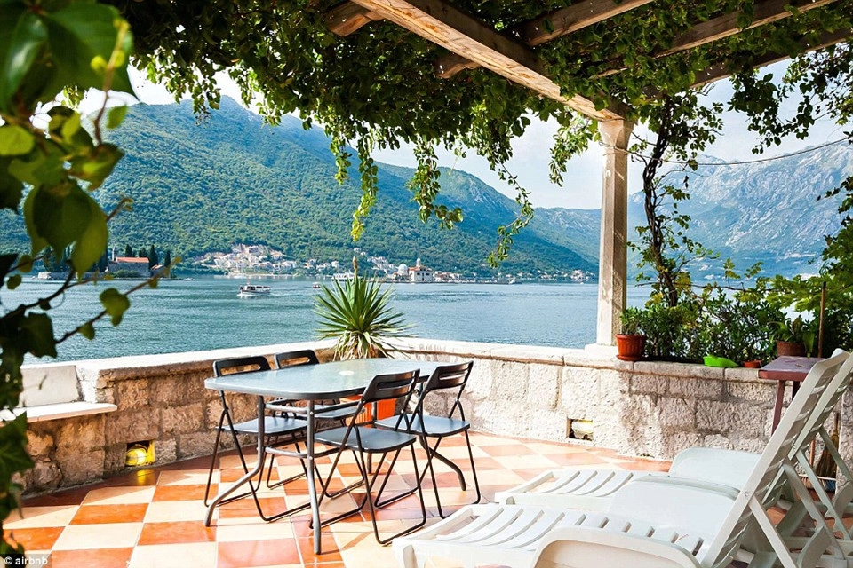 Nơi đây có tầm nhìn chính diện ra 2 vịnh Kotor tuyệt đẹp, biến căn villa trở thành một trong những dinh cơ được quan tâm và nổi tiếng nhất ở châu Âu. Airbnb, website đặt phòng trực tuyến nổi tiếng nhân kỷ niệm 10 năm thành lập đã liệt kê một danh sách những phòng nghỉ được nhiều khách hàng lựa chọn "yêu thích" nhất sau khi đã trải nghiệm. Tiêu chí cho danh sách này không giới hạn, bao gồm tất cả các khách sạn, phòng nghỉ, biệt thự cho thuê trực thuộc ở khắp nơi trên toàn thế giới. Nơi đây có tầm nhìn chính diện ra 2 vịnh Kotor tuyệt đẹp, biến căn villa trở thành một trong những dinh cơ được quan tâm và nổi tiếng nhất ở châu Âu. Airbnb, website đặt phòng trực tuyến nổi tiếng nhân kỷ niệm 10 năm thành lập đã liệt kê một danh sách những phòng nghỉ được nhiều khách hàng lựa chọn "yêu thích" nhất sau khi đã trải nghiệm. Tiêu chí cho danh sách này không giới hạn, bao gồm tất cả các khách sạn, phòng nghỉ, biệt thự cho thuê trực thuộc ở khắp nơi trên toàn thế giới.