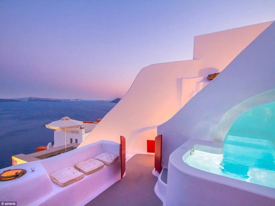2. Hector Cave House, Santorini, Hy Lạp - được yêu thích 133.869 lần: Hector Cave House là một khách sạn nằm trên bán đảo Santorini, Hy Lạp, đã được xây dựng trên vách đá núi lửa từ 250 năm trước. 2. Hector Cave House, Santorini, Hy Lạp - được yêu thích 133.869 lần: Hector Cave House là một khách sạn nằm trên bán đảo Santorini, Hy Lạp, đã được xây dựng trên vách đá núi lửa từ 250 năm trước.