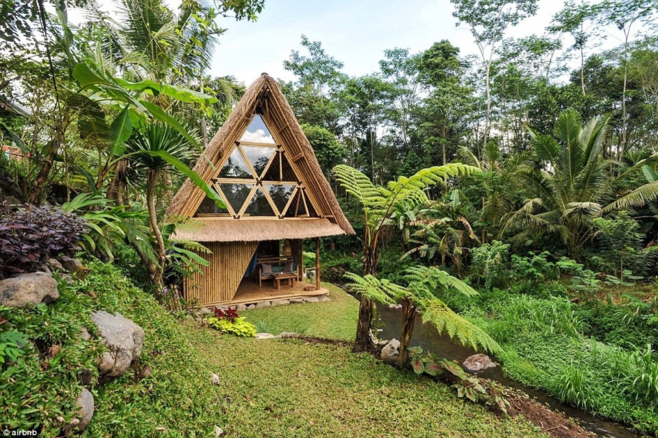4. Eco Bambo, Bali, Indonesia - được yêu thích 77.177 lần: Nhà sinh thái Bambo được làm hoàn toàn bằng tre ở Bali, du khách muốn tới đây nghỉ phải đặt chỗ trước 6 tháng bởi danh sách book quá dài. 4. Eco Bambo, Bali, Indonesia - được yêu thích 77.177 lần: Nhà sinh thái Bambo được làm hoàn toàn bằng tre ở Bali, du khách muốn tới đây nghỉ phải đặt chỗ trước 6 tháng bởi danh sách book quá dài.