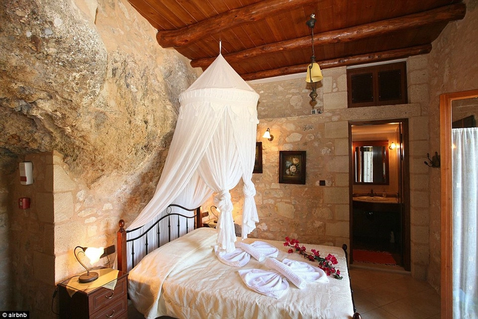 5. Stone Villa, Crete, Hy Lạp - được yêu thích 76.658 lần: Dinh cơ trong hang động này nằm trên đảo Crete xinh đẹp của Hy Lạp, đây từng là nhà ở của một hộ gia đình trước khi trở thành một khách sạn đáng mơ ước trên thế giới. 5. Stone Villa, Crete, Hy Lạp - được yêu thích 76.658 lần: Dinh cơ trong hang động này nằm trên đảo Crete xinh đẹp của Hy Lạp, đây từng là nhà ở của một hộ gia đình trước khi trở thành một khách sạn đáng mơ ước trên thế giới.