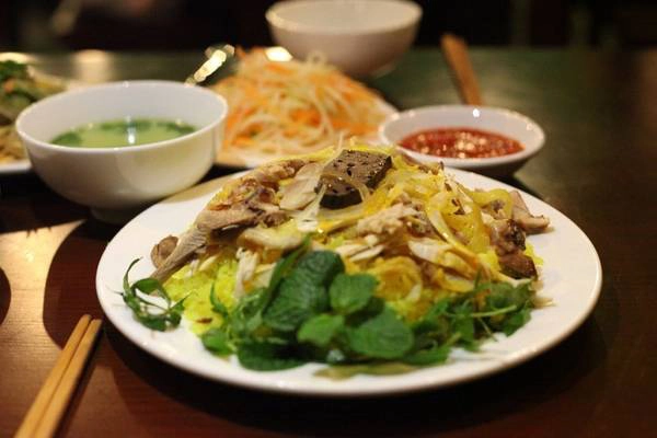 Cơm gà bà Buội là cái tên có mặt ở Hội An từ những năm 50 của thế kỷ 20. Ảnh: Báo Hải Quan Cơm gà bà Buội là cái tên có mặt ở Hội An từ những năm 50 của thế kỷ 20. Ảnh: Báo Hải Quan