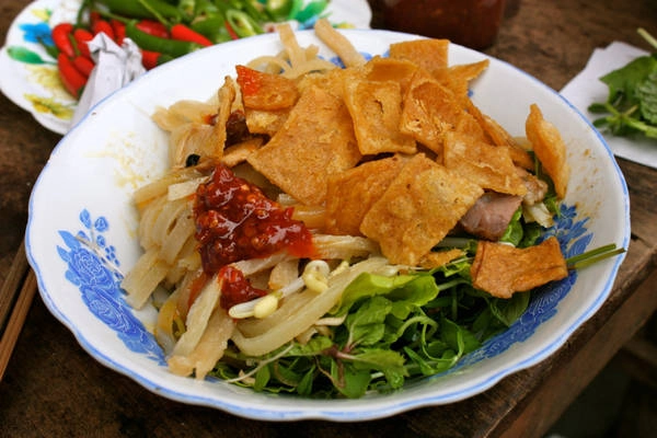 Quán rất nhỏ, đơn giản như một hàng cơm bình dân nhưng lại được mệnh danh là nơi có món cao lầu “ngon nhất Hội An”. Ảnh: cungphuot.info Quán rất nhỏ, đơn giản như một hàng cơm bình dân nhưng lại được mệnh danh là nơi có món cao lầu “ngon nhất Hội An”. Ảnh: cungphuot.info